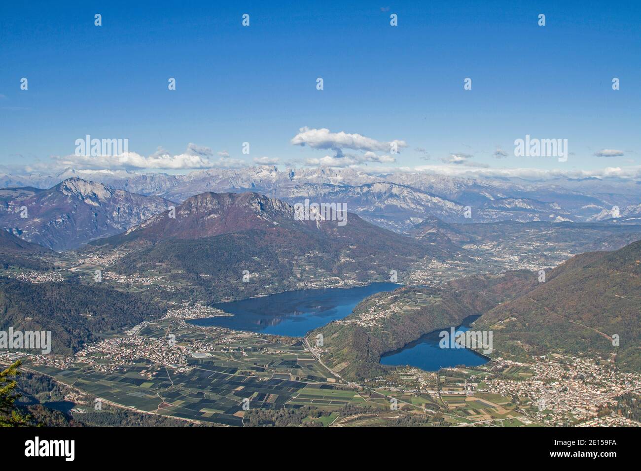 Desde la cima del Pizzo Di Levico puedes Disfrute DE una magnífica vista de la Valsugana con el Caldonazzo Lago y el Lago Di Levico Foto de stock