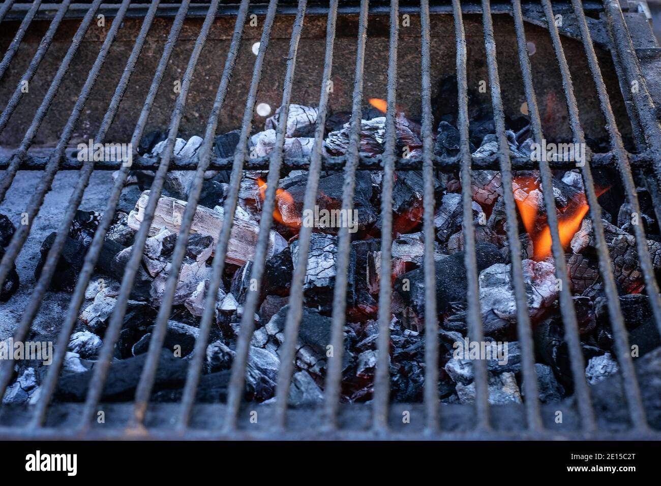 Brasero de metal fotografías e imágenes de alta resolución - Alamy