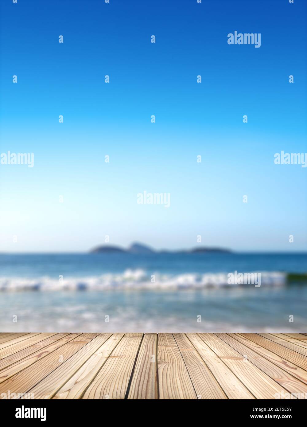 Etapa vacía para productos. Fondo de mar borroso con piso de madera en la terraza del complejo en el primer plano. Imagen de la playa de Ipanema en Río de Janeiro, Brasil. Foto de stock