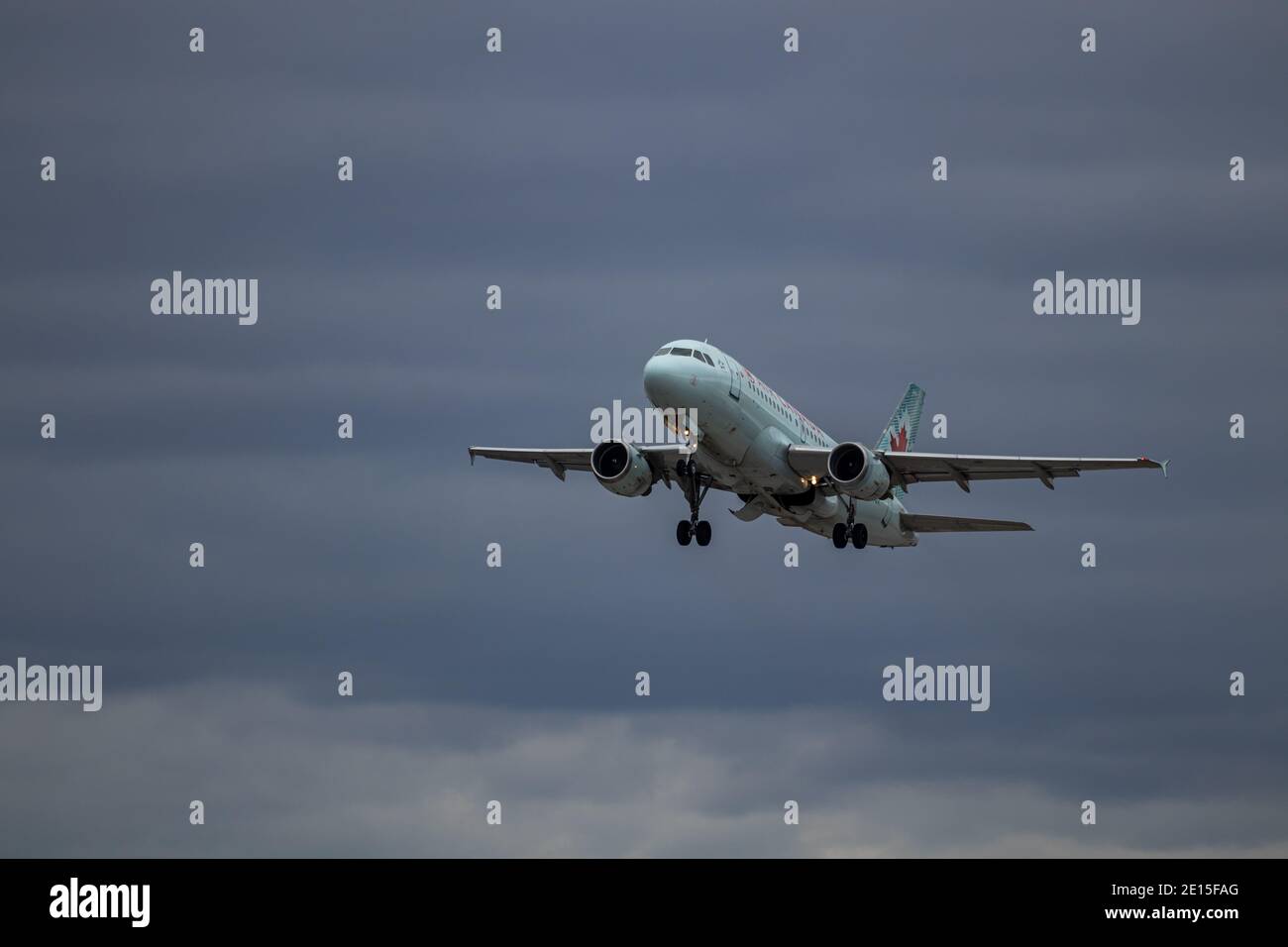 Montreal, Quebec, Canadá - 12-13-2020 : Air Canada Express Embraer E195 despegue de Montreal en una noche nublada. Foto de stock