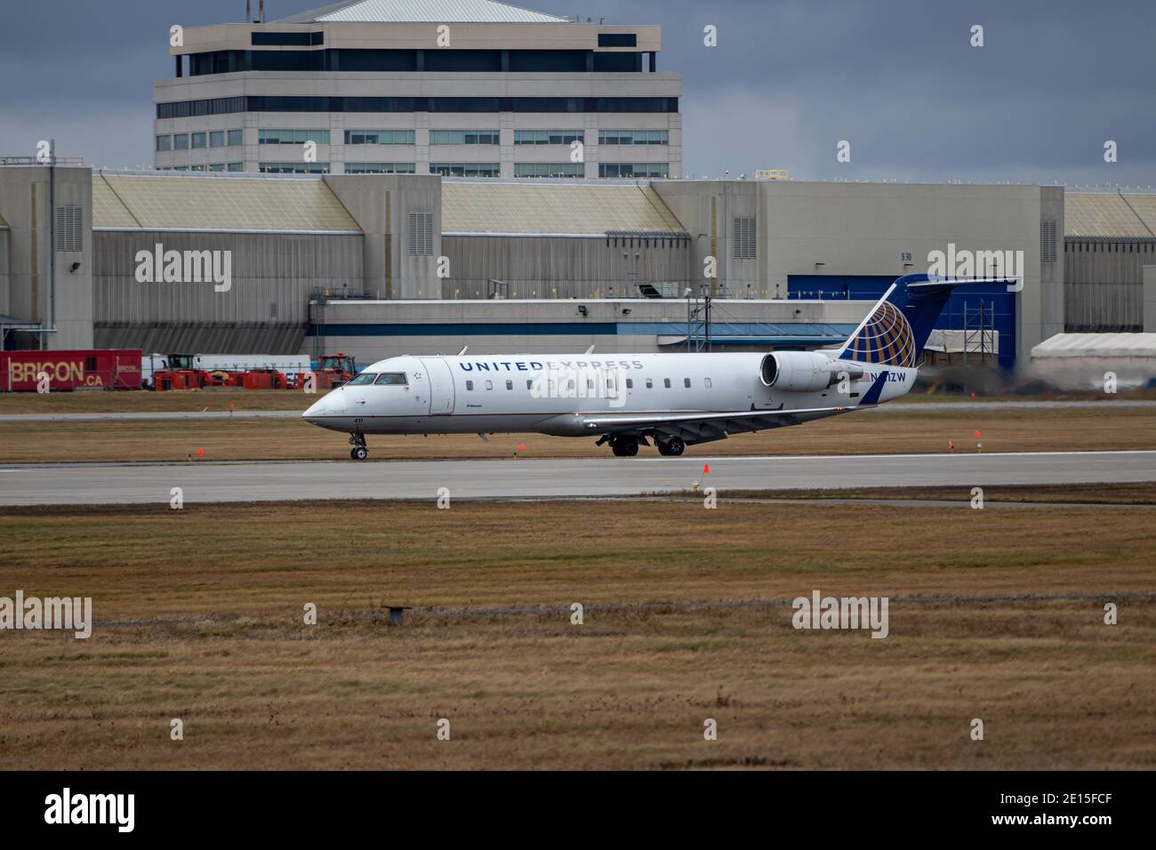 Montreal, Quebec, Canadá - 12-13-2020 : Air Wisconsin (United Express), CRJ 200 que acaba de aterrizar en Montreal. Foto de stock