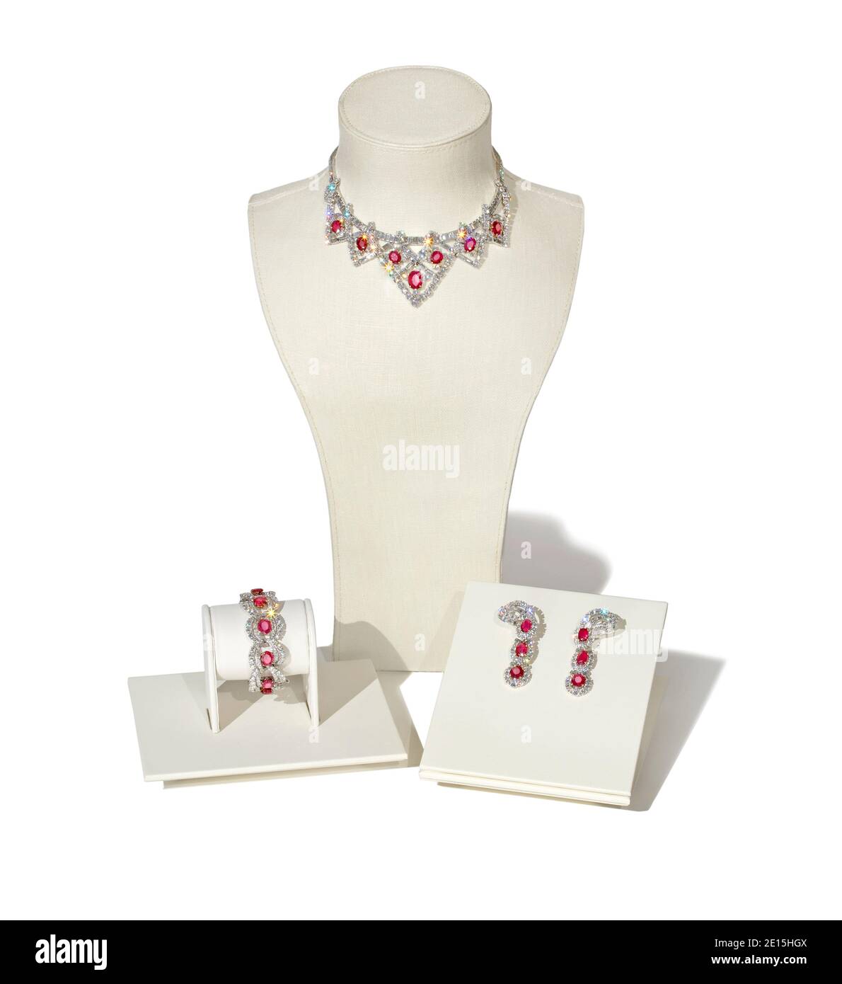 Juego de joyas de rubí y diamantes exhibición fotografiado en un fondo blanco Fotografía de stock - Alamy