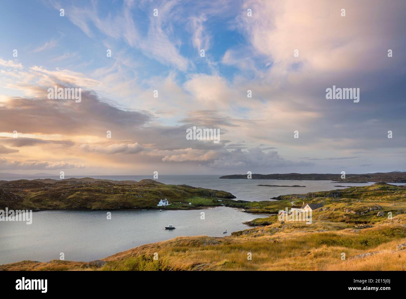 South Harris, Isla de Lewis y Harris, Escocia: Despejando nubes de tormenta matutinas sobre un aislado pueblo costero Foto de stock