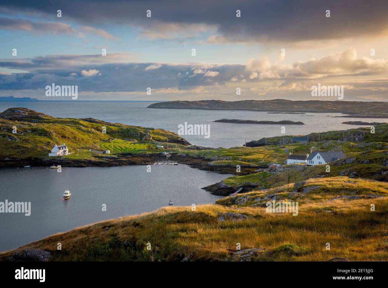 South Harris, Isla de Lewis y Harris, Escocia: Despejando nubes de tormenta por la noche sobre un aislado pueblo costero Foto de stock