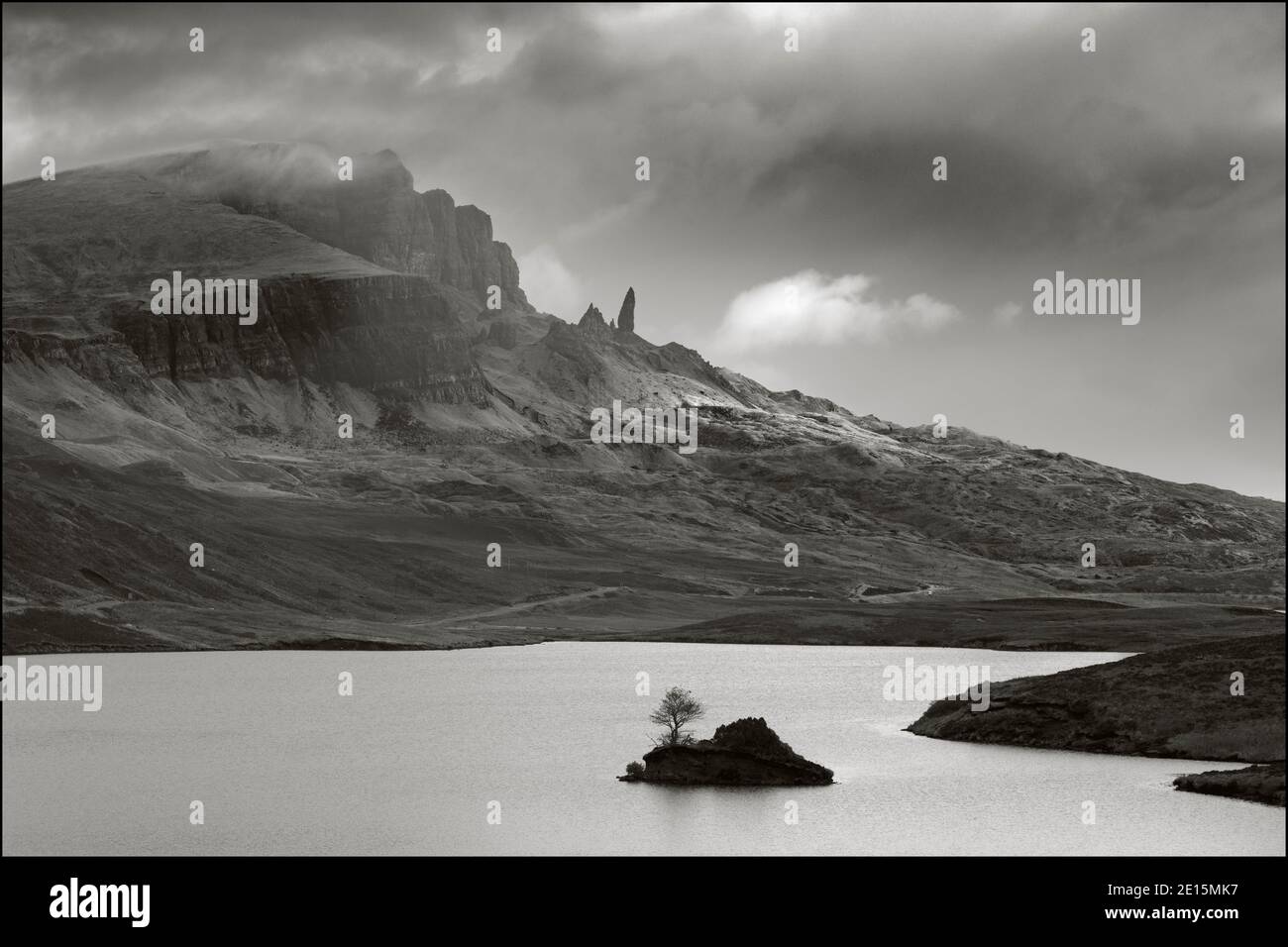 Isla de Skye, Escocia: Viejo hombre de Storr y picos de la torre de la cresta Totternish sobre el lago Fada en una tormenta de limpieza Foto de stock