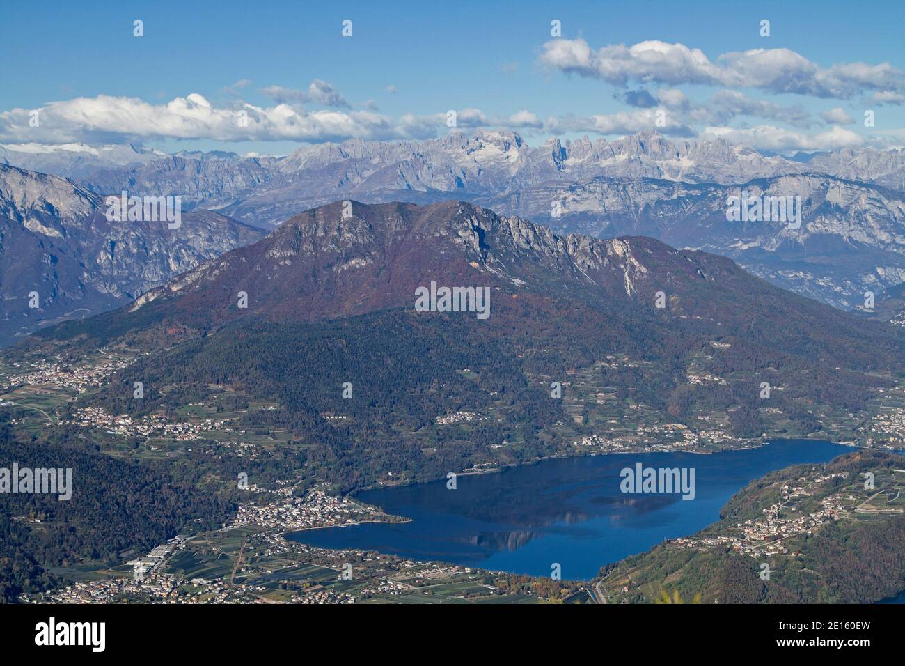 Desde la cima del Pizzo Di Levico puedes Disfrute DE una magnífica vista de la Valsugana con el Caldonazzo Lago Foto de stock