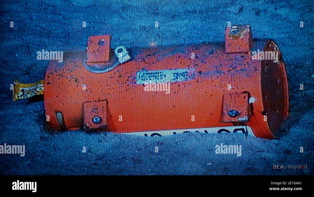 Una foto tomada el 1 de mayo de 2011, Brasil durante una inmersión en el submarino Remora 6000, muestra el registrador de datos de vuelo (FDR) del avión de Air France desde Río de Janeiro a París que se estrelló en junio de 2009. Foto de BEA/ECPAD/ABACAPRESS.COM Foto de stock
