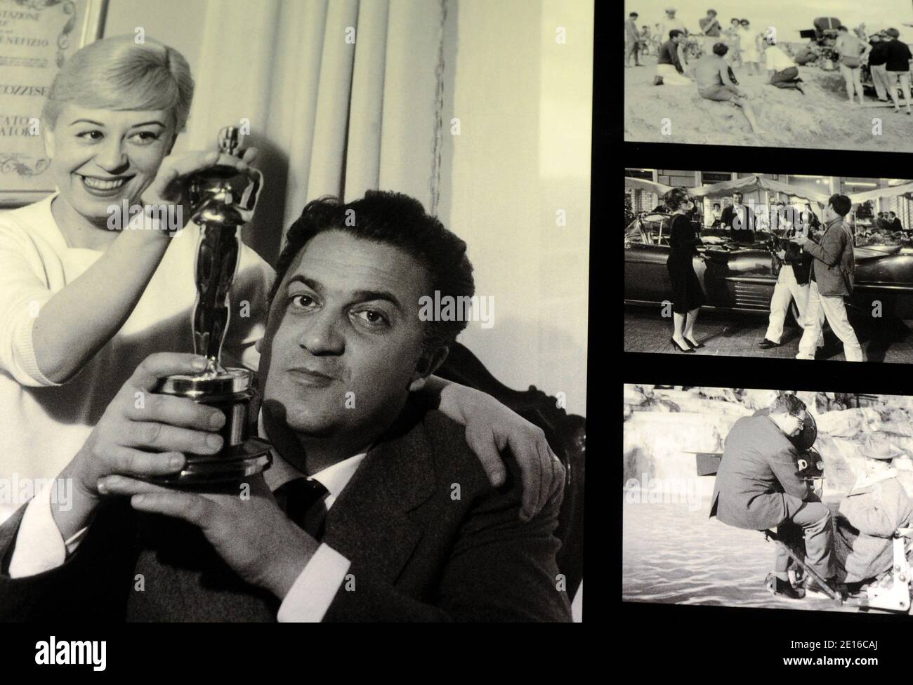 Las fotos que muestran al cineasta italiano Frederico Fellini se exhiben durante la exposición "Cinecitta Shows off" en los estudios de Cinecitta de Roma el 2 de mayo de 2011. El famoso complejo de salas de cine de Roma Cinecitta abre sus puertas a una nueva exposición. 'Cinecitta si mostra' (Cinecitta' shows off) se extenderá hasta noviembre de 30.los visitantes podrán caminar sobre los escenarios de cine, incluyendo las réplicas de un tramo de Broadway del siglo XIX utilizado en las pandillas de Nueva York, Y el extenso Foro Romano construido para la serie de televisión de la BBC 'Roma'. Cinecitta' fue construido en 1937 bajo el dictador Benito Mussolini quien valoró el cine-ma Foto de stock