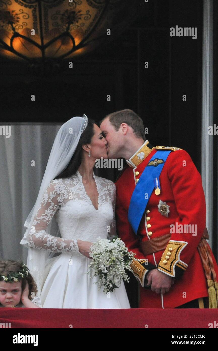 El príncipe Guillermo y su novia la princesa Catherine aparecen en el  balcón después de su ceremonia de boda en Londres, Reino Unido el 29 de  abril de 2011. La bata de