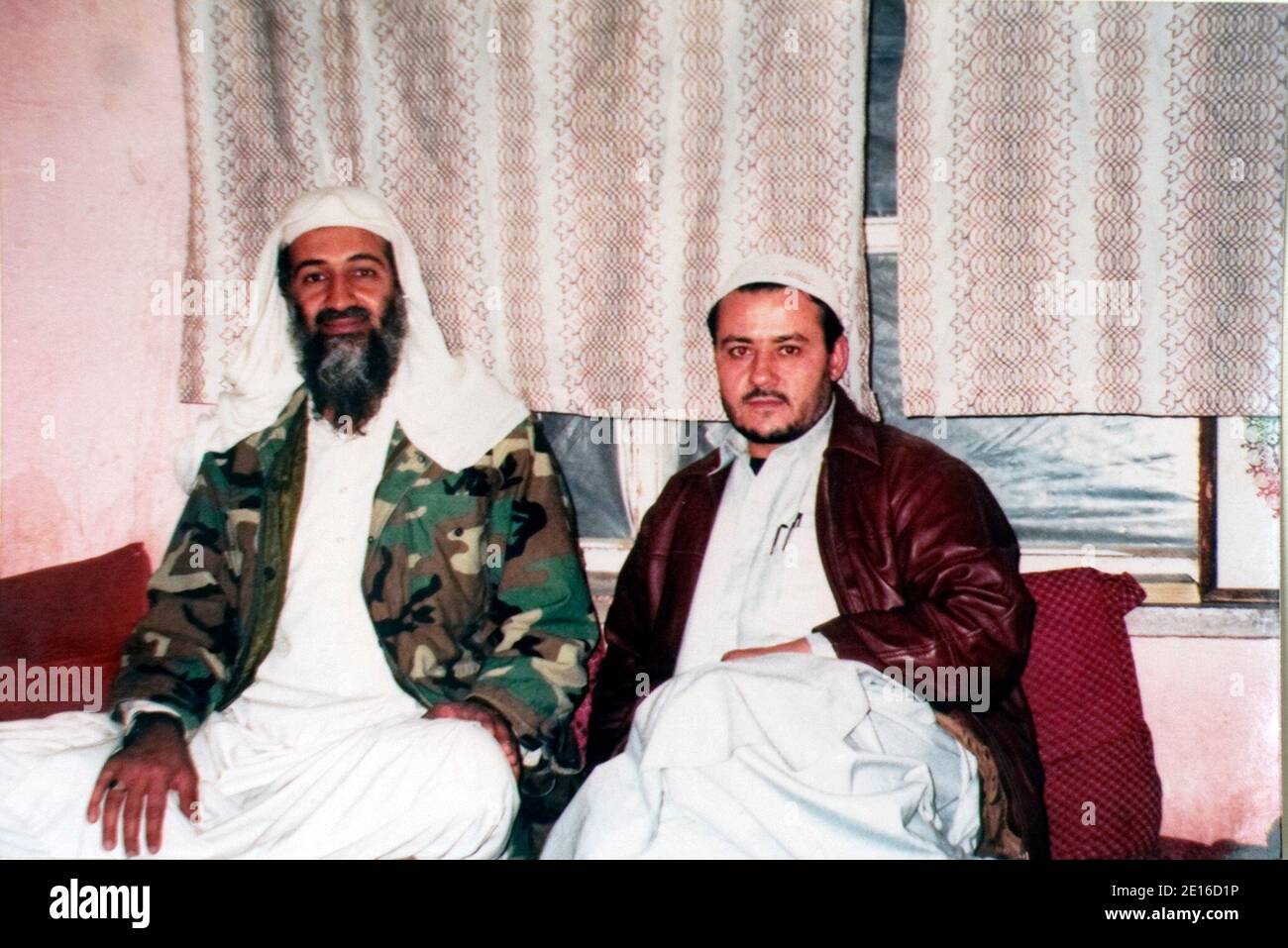 Ahmad Zaida posando con Osama Bin Laden durante su primera reunión en 2000. Ahmad Zaidan, jefe de la oficina de al Jazeera en Islamabad, ha entrevistado a Osama bin Laden varias veces. Fue invitado a la boda de uno de los hijos de Osama Bin Laden, y recibió personalmente mensajes de al Qaeda para difundirse. Foto de Julien Fouchet/ABACAPRESS.COM Foto de stock