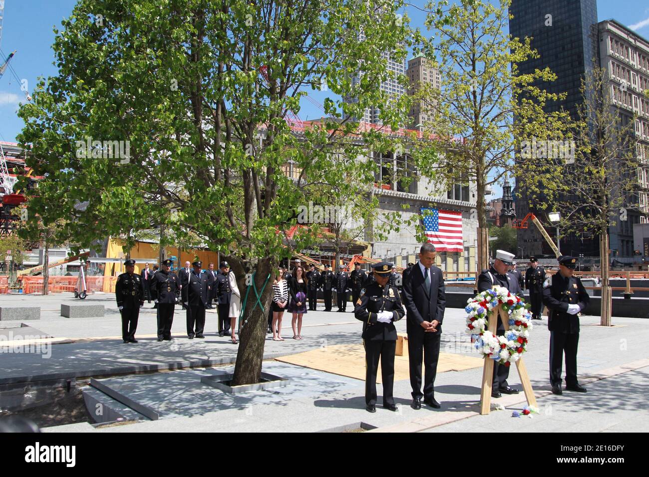 El presidente de los Estados Unidos, Barack Obama, camina con miembros del NYPD y del FDNY sosteniendo una corona mientras visita la Zona cero, el sitio de las antiguas Torres Gemelas, Días después de que Osama Bin Laden fuera asesinado por los sellos de la Marina de los Estados Unidos casi 10 años después de los ataques terroristas contra el World Trade Center en la ciudad de Nueva York, NY, EE.UU. El 5 de mayo de 2011.Foto de Mehdi Taamallah/ABACAPRESS.COM Foto de stock