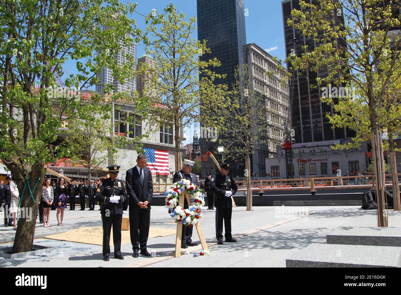 El presidente de los Estados Unidos, Barack Obama, camina con miembros del NYPD y del FDNY sosteniendo una corona mientras visita la Zona cero, el sitio de las antiguas Torres Gemelas, Días después de que Osama Bin Laden fuera asesinado por los sellos de la Marina de los Estados Unidos casi 10 años después de los ataques terroristas contra el World Trade Center en la ciudad de Nueva York, NY, EE.UU. El 5 de mayo de 2011.Foto de Mehdi Taamallah/ABACAPRESS.COM Foto de stock