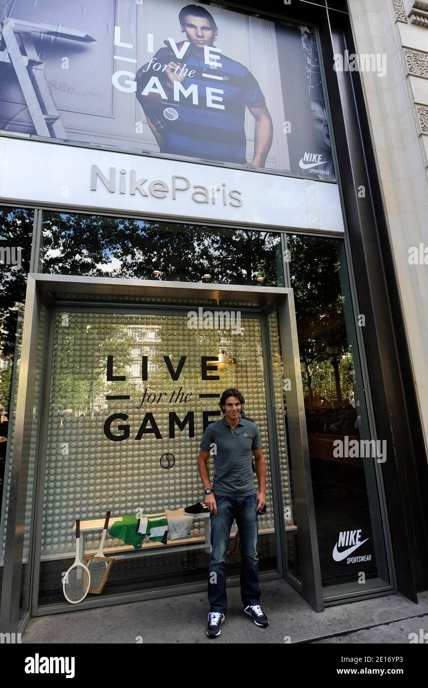 Rafael Nadal, de España, presenta su nueva camiseta Nike en la tienda Nike  de los Campos Elíseos, París, Francia antes del Abierto de Tenis Francés  2011 el 19 de mayo de 2011.