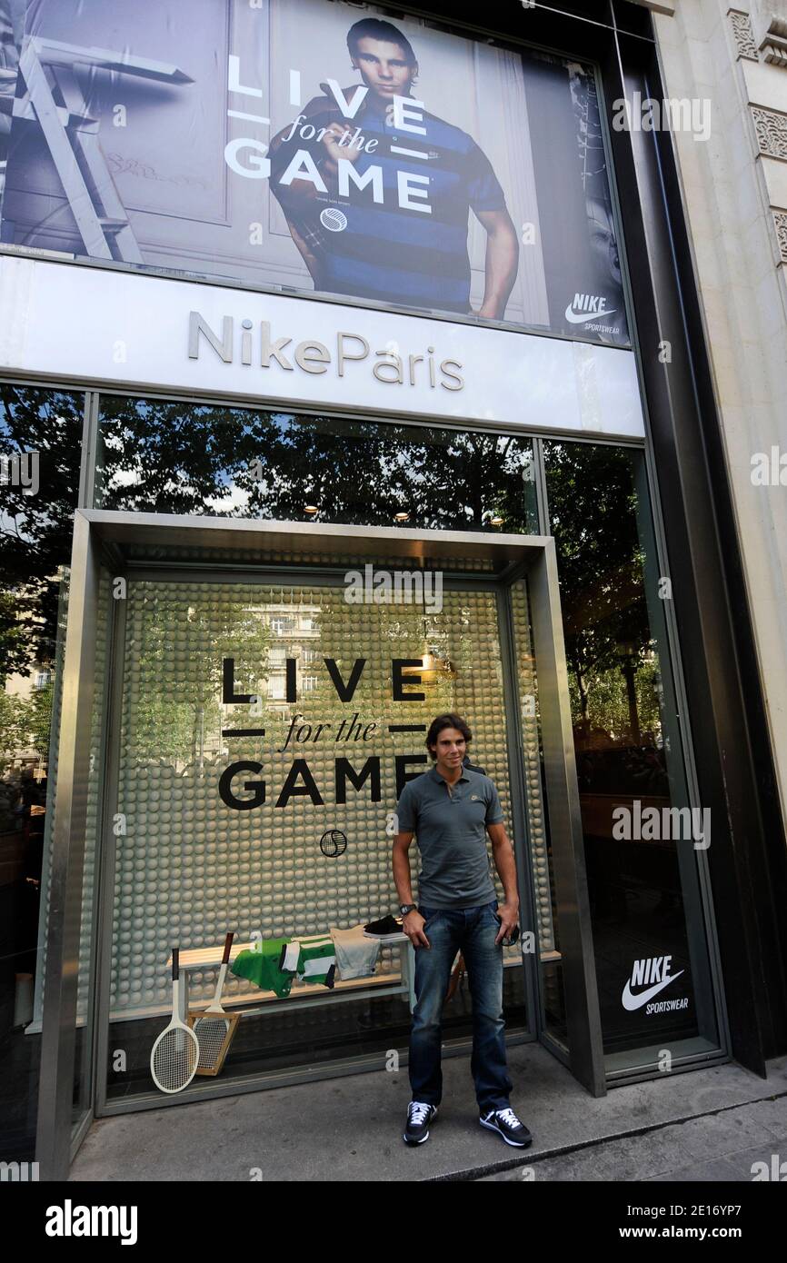 Rafael Nadal, de España, presenta su nueva camiseta Nike en la tienda Nike  de los Campos Elíseos, París, Francia antes del Abierto de Tenis Francés  2011 el 19 de mayo de 2011.