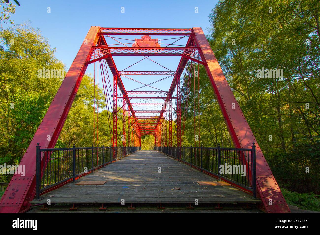 El parque Historic Bridge en Battle Creek, Michigan, recupera y reacondiciona puentes históricos de todo el estado de Michigan utilizados para rutas de senderismo Foto de stock