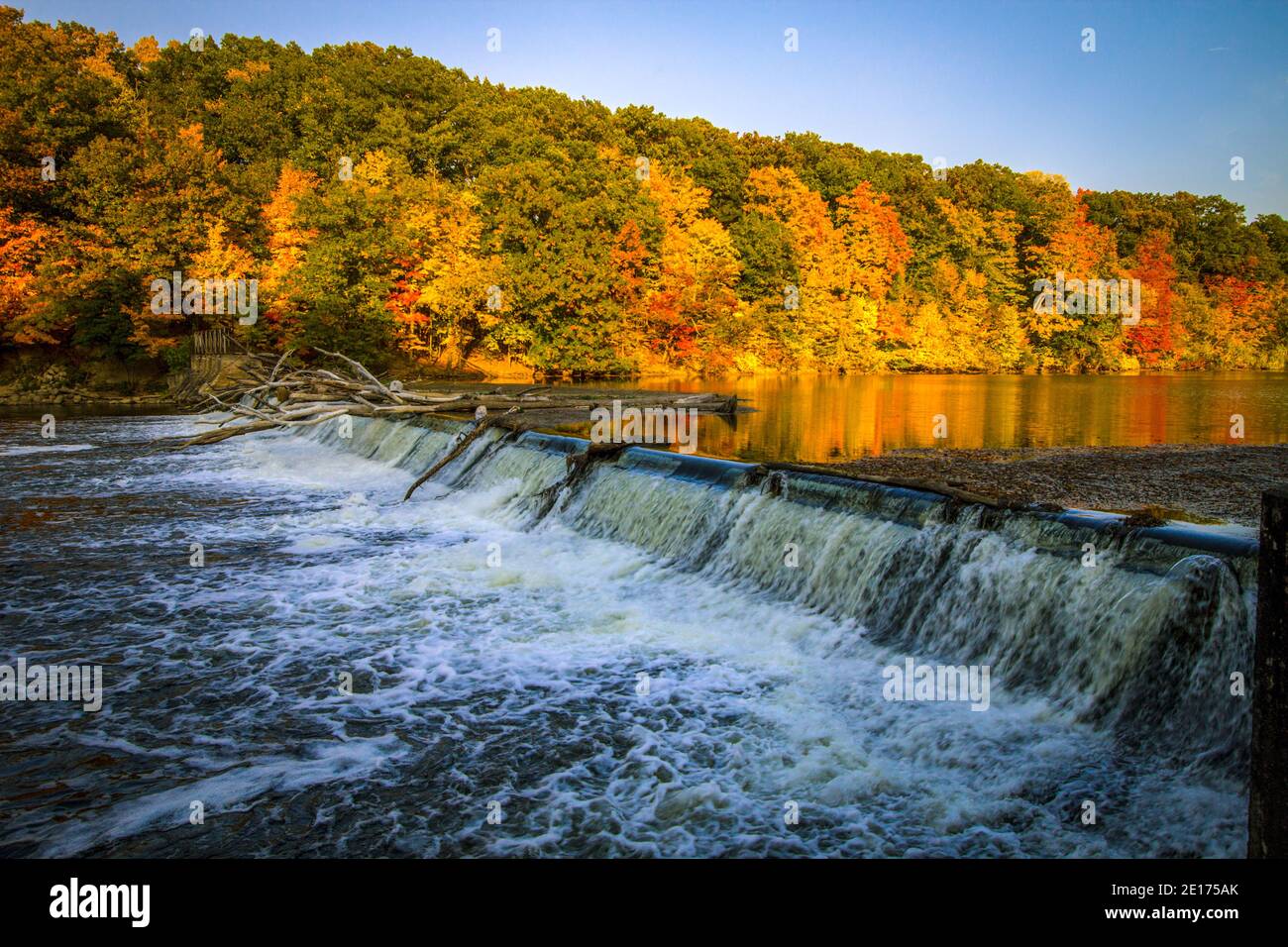 Paisaje otoñal de Michigan. El Grand River con un vibrante follaje otoñal y una pequeña cascada en el Fitzgerald County Park en Grand Ledge, Michigan. Foto de stock