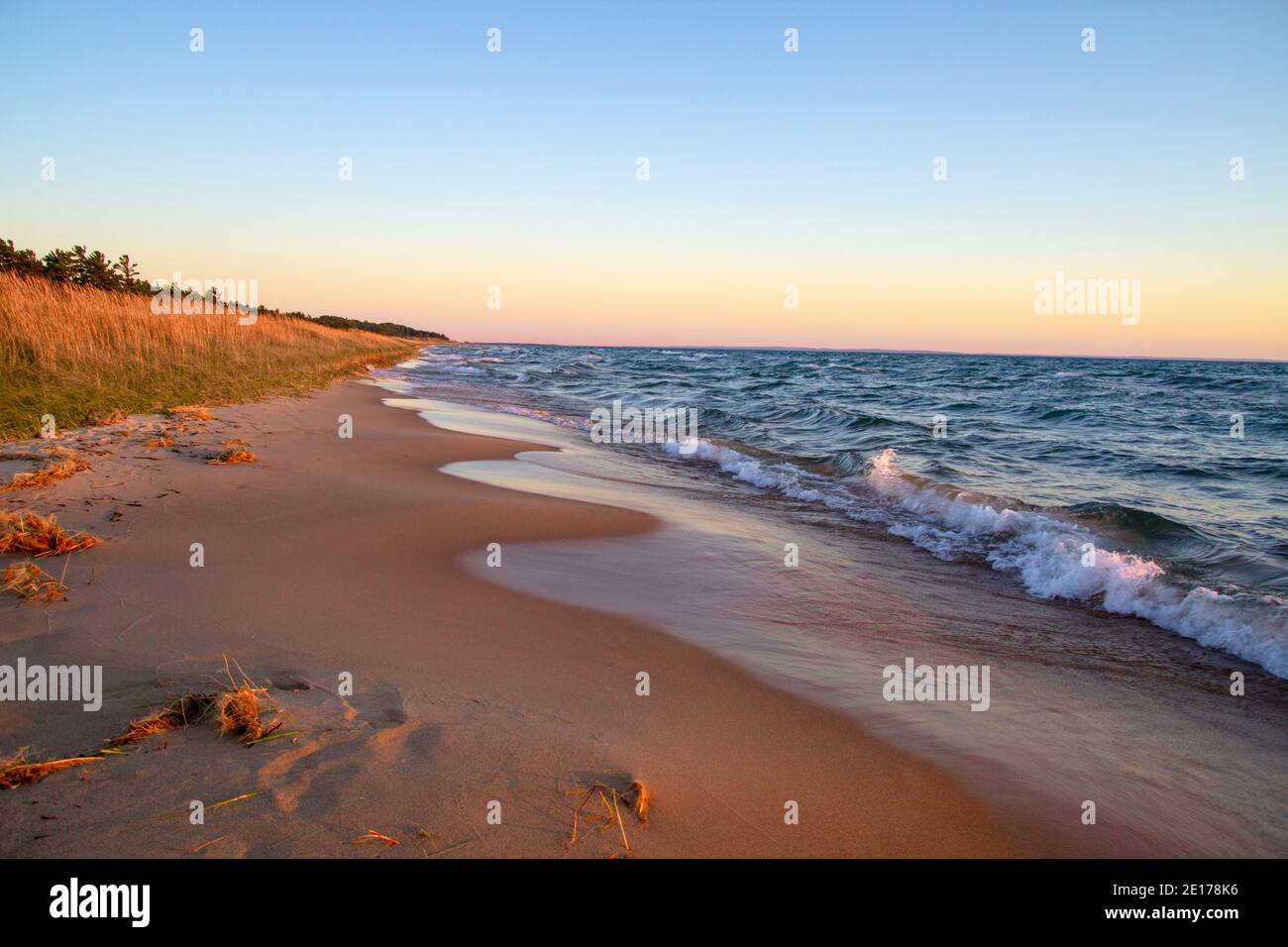 Amanecer por la mañana en una playa del Lago Michigan en la costa de la Península Superior de Michigan. Foto de stock