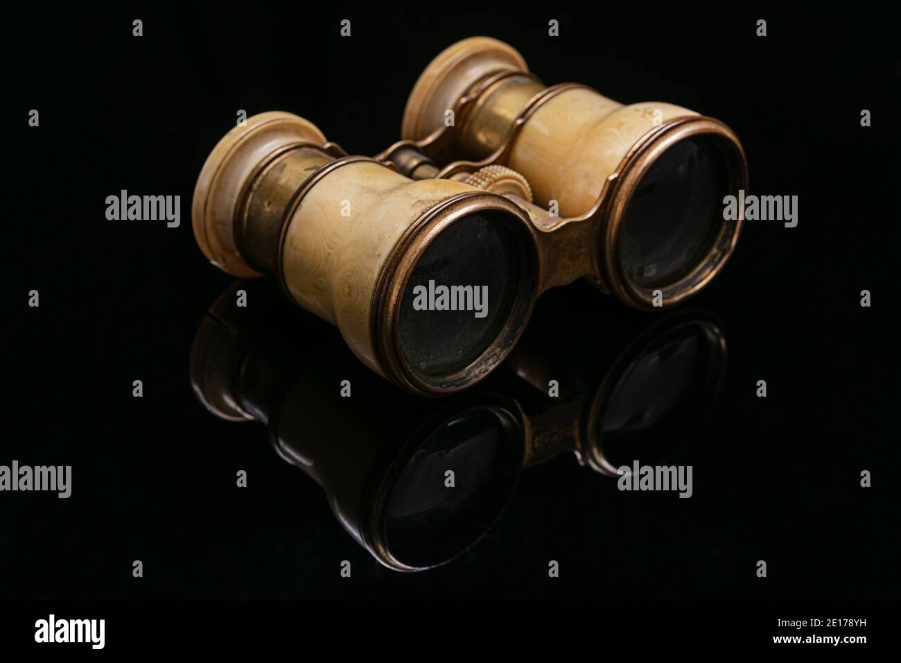 Binoculares de teatro antiguo fotografías e imágenes de alta resolución -  Alamy
