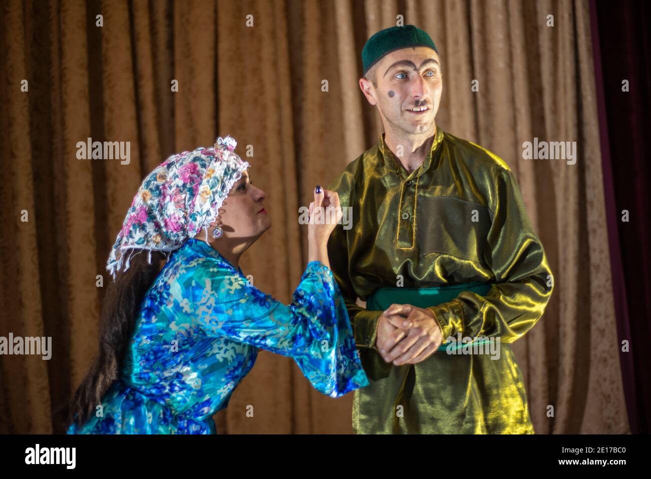 Los actores del Teatro Estatal Lezgi tocan Arshin mal Alan en Qusar, Azerbaiyán Foto de stock