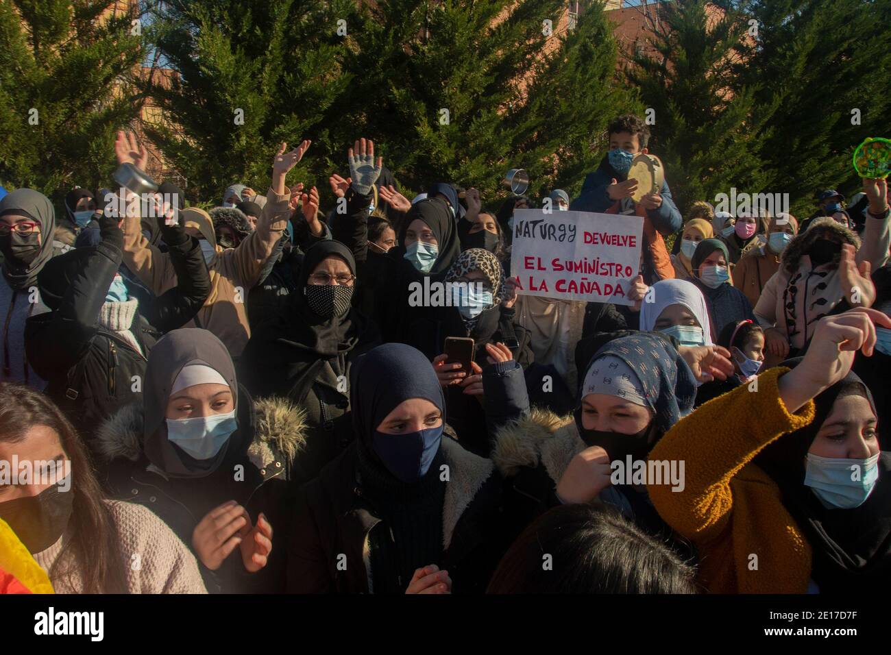 Cientos de residentes de la Cañada Real Galiana se han reunido este lunes frente a la sede de la capital de la Natura, una empresa que presta el servicio en la zona, para pedir el poder de volver y poner fin a la "criminalización del sufrimiento" que están sufriendo. Así, las familias se han manifestado frente a la sede, situada en la Avenida de San Luis, gritando "queremos luz" y "la luz no es un lujo, es un derecho" pedir que se restablezca la electricidad en el sector 5 y 6 de la Cañada Real, Después de casi tres meses. El presidente de la associa al-Shorok-Amanecer Foto de stock