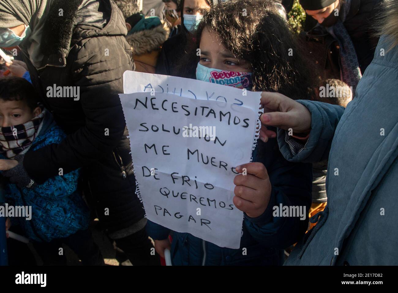 Cientos de residentes de la Cañada Real Galiana se han reunido este lunes frente a la sede de la capital de la Natura, una empresa que presta el servicio en la zona, para pedir el poder de volver y poner fin a la "criminalización del sufrimiento" que están sufriendo. Así, las familias se han manifestado frente a la sede, situada en la Avenida de San Luis, gritando "queremos luz" y "la luz no es un lujo, es un derecho" pedir que se restablezca la electricidad en el sector 5 y 6 de la Cañada Real, Después de casi tres meses. El presidente de la associa al-Shorok-Amanecer Foto de stock
