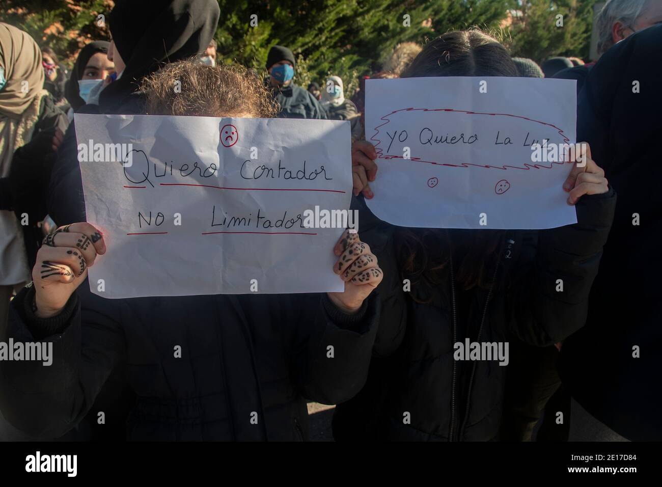 Cientos de residentes de la Cañada Real Galiana se han reunido este lunes frente a la sede de la capital de la Natura, una empresa que presta el servicio en la zona, para pedir el poder de volver y poner fin a la "criminalización del sufrimiento" que están sufriendo. Así, las familias se han manifestado frente a la sede, situada en la Avenida de San Luis, gritando "queremos luz" y "la luz no es un lujo, es un derecho" pedir que se restablezca la electricidad en el sector 5 y 6 de la Cañada Real, Después de casi tres meses. El presidente de la associa al-Shorok-Amanecer Foto de stock