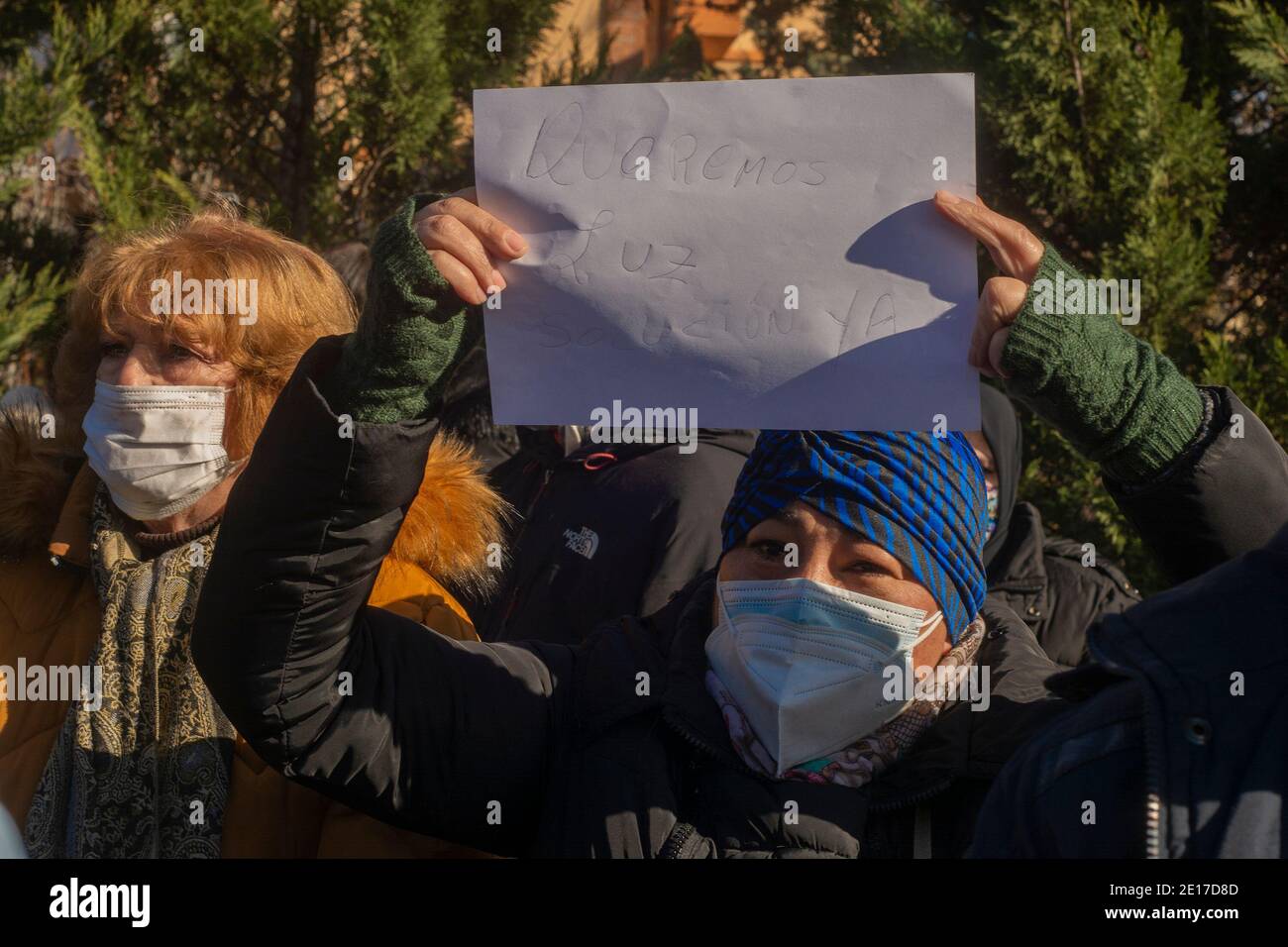 Cientos de residentes de la Cañada Real Galiana se han reunido este lunes frente a la sede de la capital de la Natura, una empresa que presta el servicio en la zona, para pedir el poder de volver y poner fin a la "criminalización del sufrimiento" que están sufriendo. Así, las familias se han manifestado frente a la sede, situada en la Avenida de San Luis, gritando "queremos luz" y "la luz no es un lujo, es un derecho" pedir que se restablezca la electricidad en el sector 5 y 6 de la Cañada Real, Después de casi tres meses. El presidente de la associa al-Shorok-Amanecer Foto de stock
