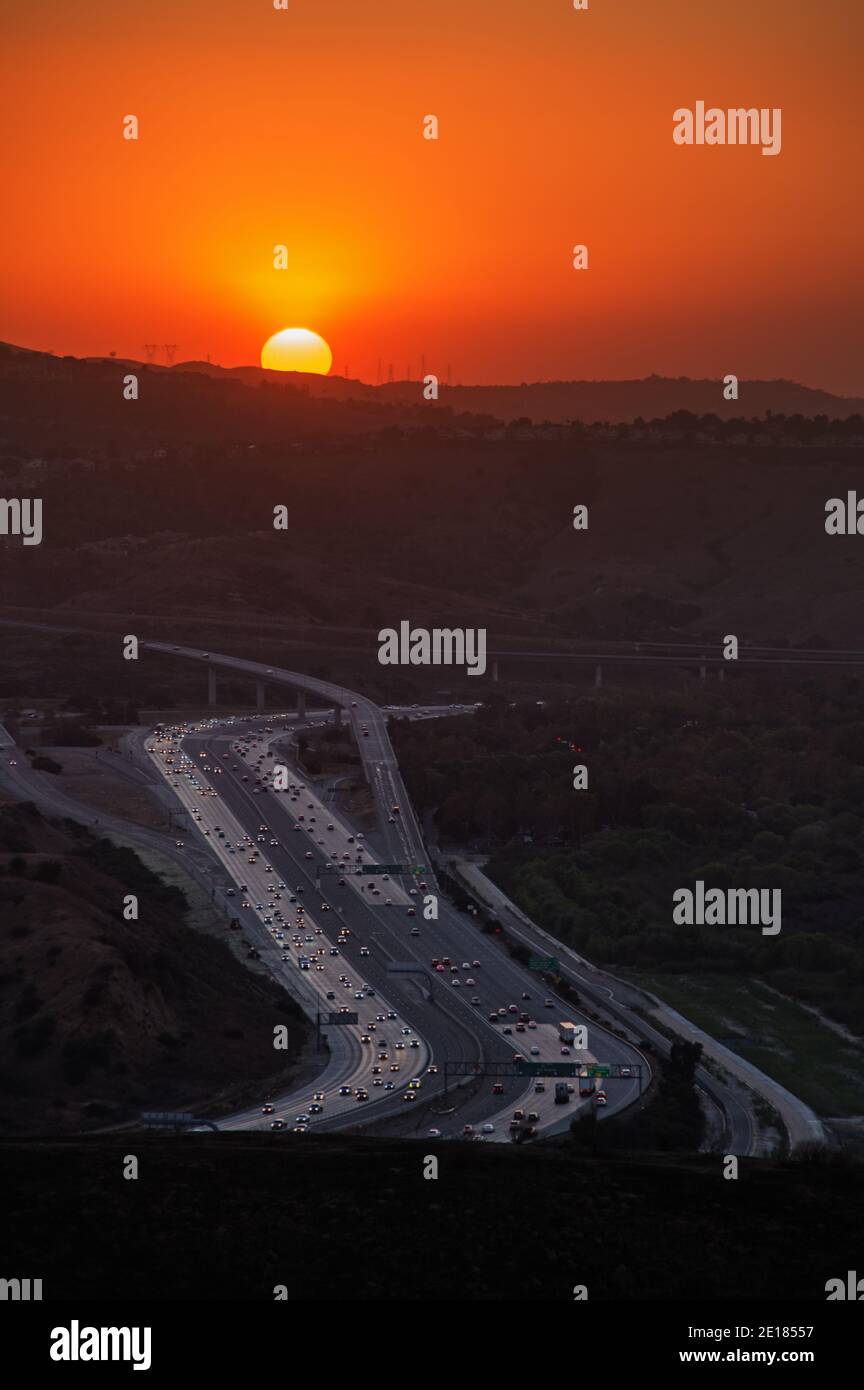 la puesta de sol del sur de California desde las colinas de Chino con el 91 Autopista Riverside Foto de stock