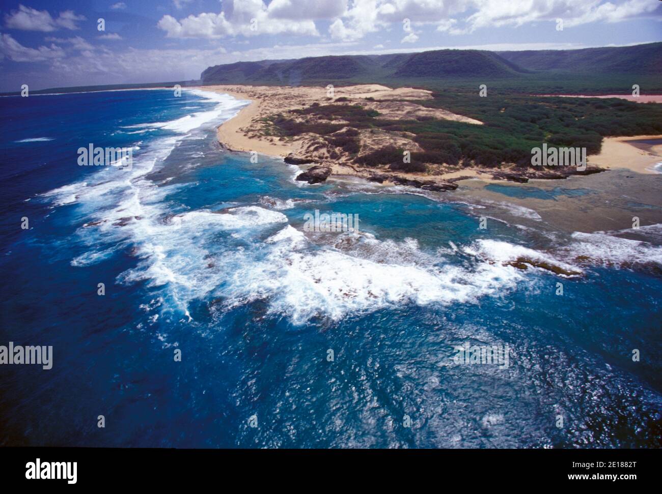 Niihau Coastline seen from the air. Pristine natural coastline, white sand beaches, reefs, and clear blue water. Foto de stock