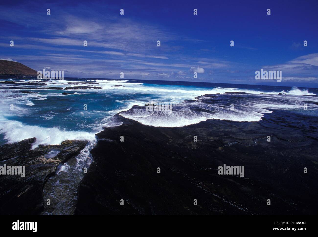 La costa de Niihau. Prístina costa natural, arrecifes, y agua azul clara. Foto de stock