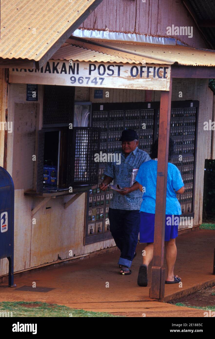 Locals gather their mail at the rustic Kaumakani Post Office, on Kauai's West Side. Foto de stock