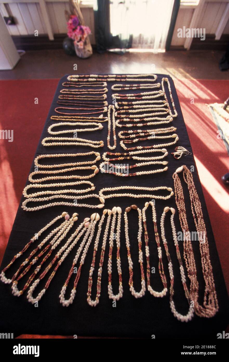 Table displaying rare and valuable Niihau Shell Necklaces Foto de stock