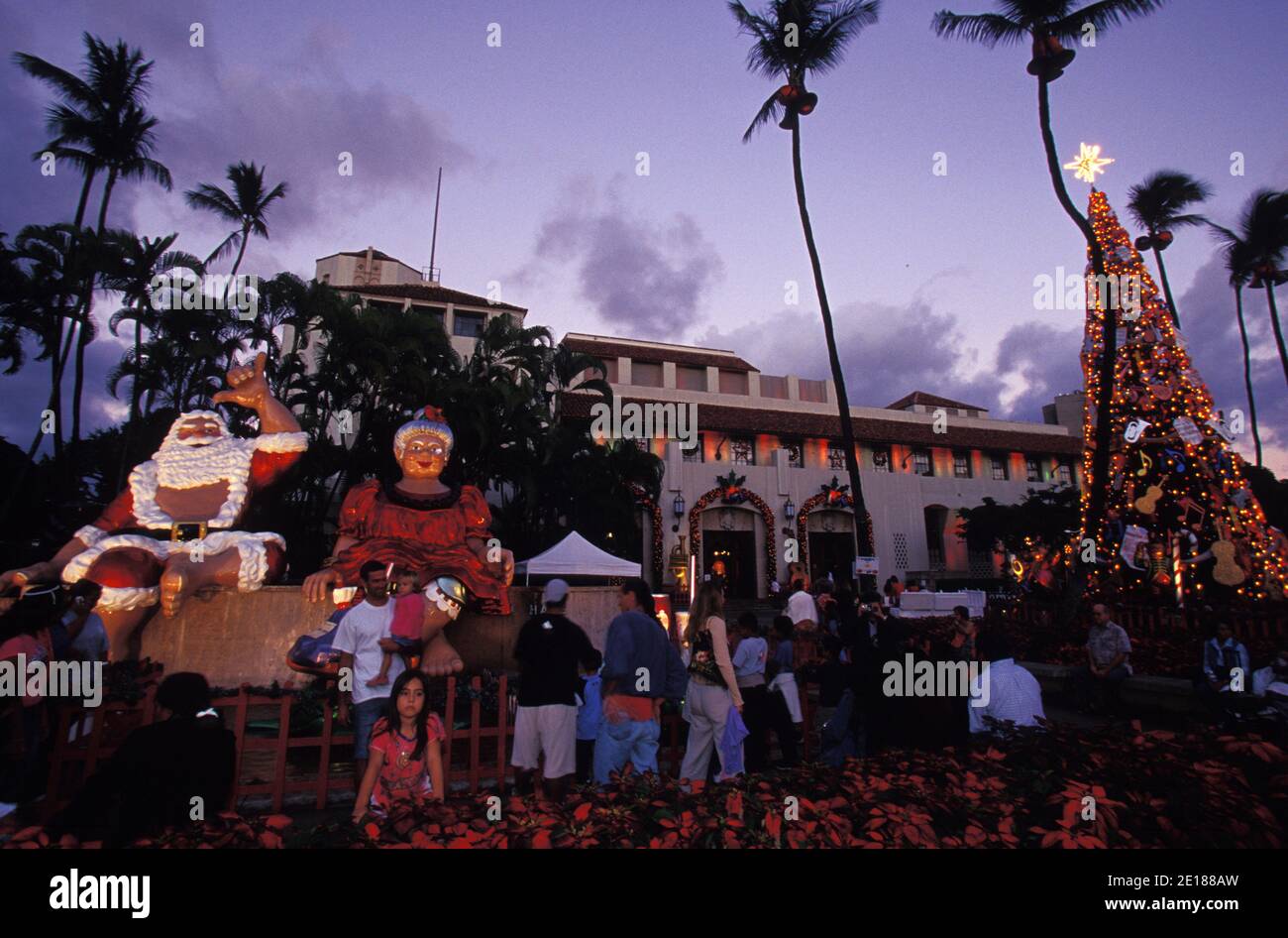 families enjoy Christmas decorations at Honolulu hale, in Downtown Honolulu Foto de stock