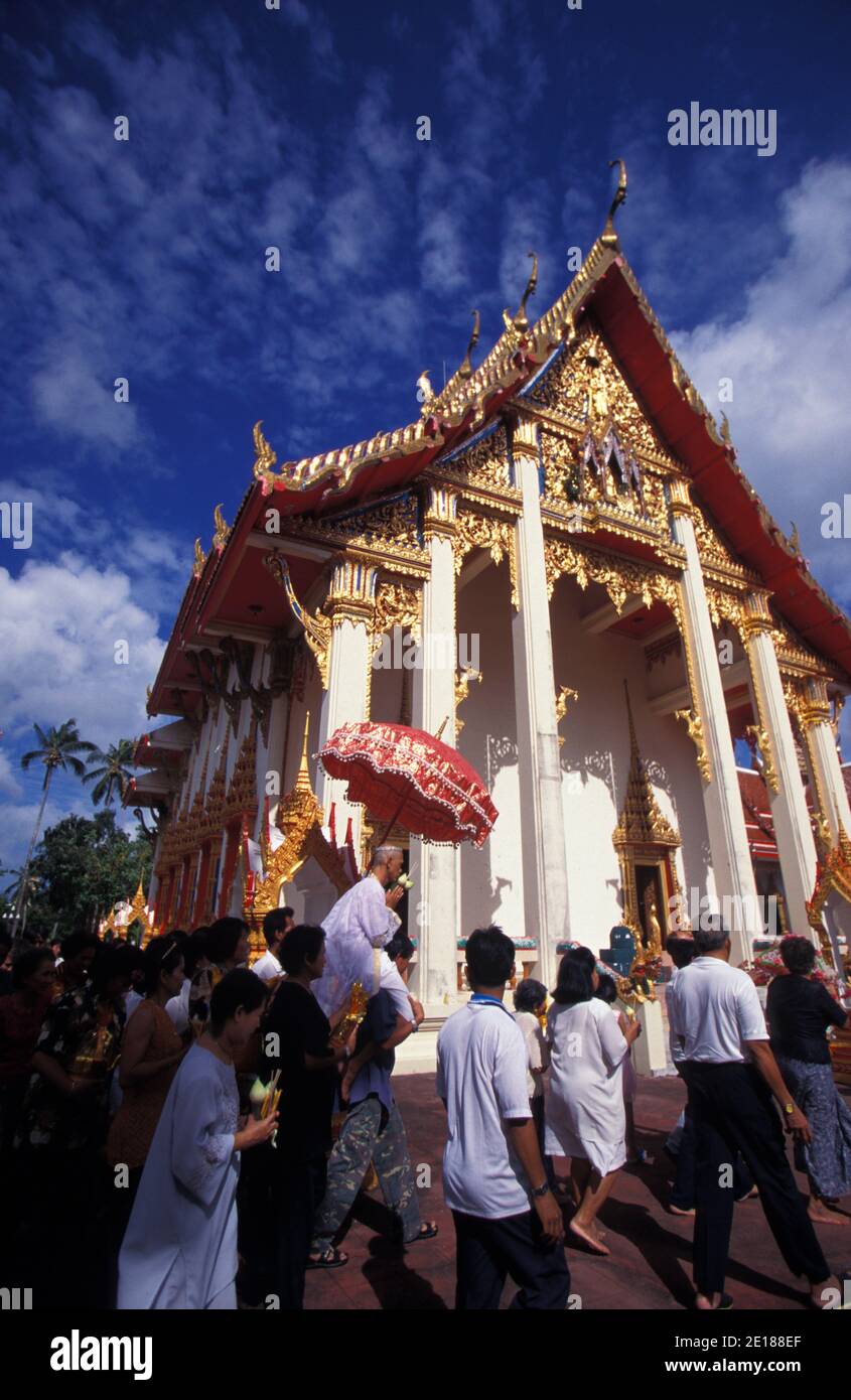 Religious figure is carried around a Buddhist temple in Phuket, Thailand Foto de stock