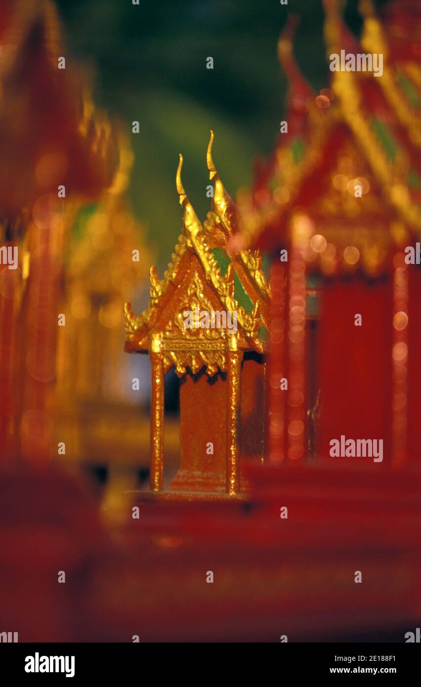 Templos religiosos en miniatura, "Budas House" en Phuket, Tailandia Foto de stock