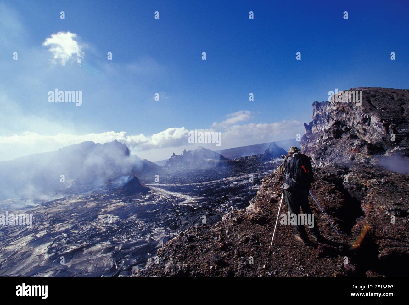 El veterano fotógrafo del volcán Brad Lewis filmando la erupción de Pu' o'o Caldera, Parque Nacional de los Volcanes Foto de stock