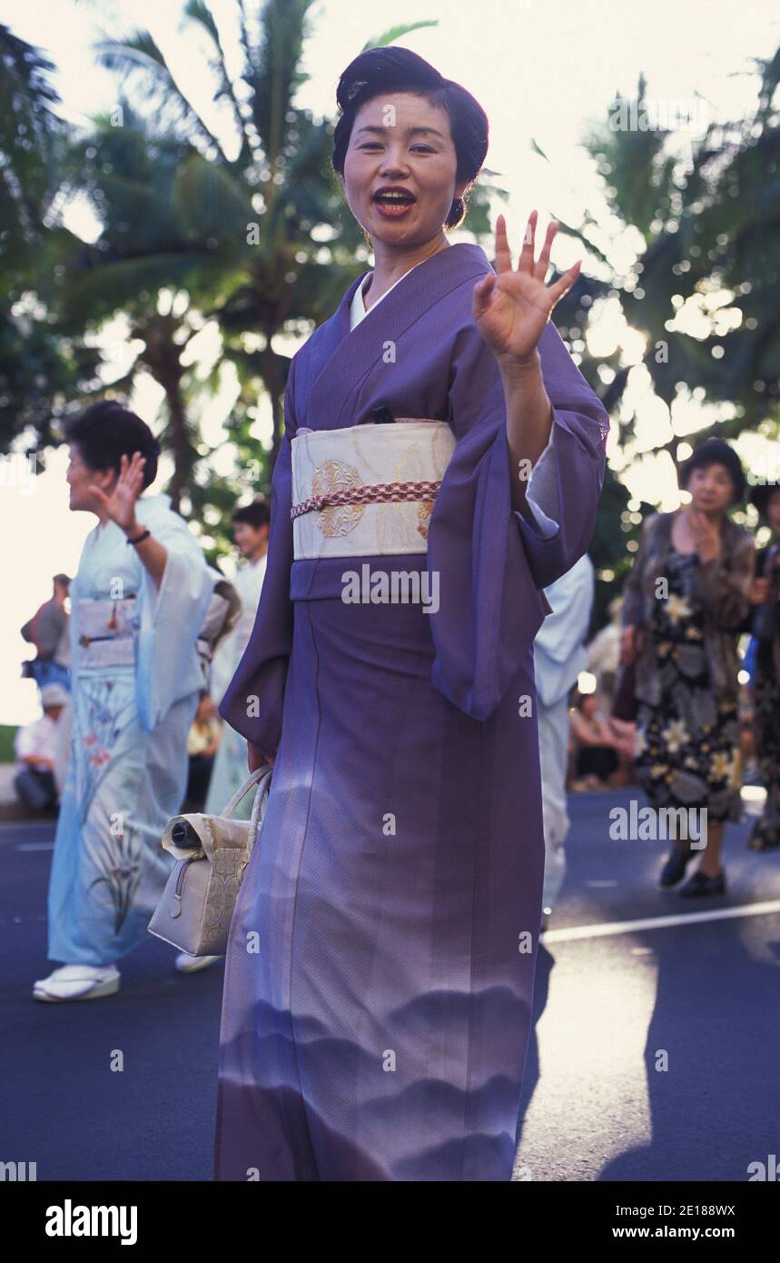 Mujeres en kimono japonés tradicional en el Pacific Asian Parade en Waikiki, Hawai Foto de stock