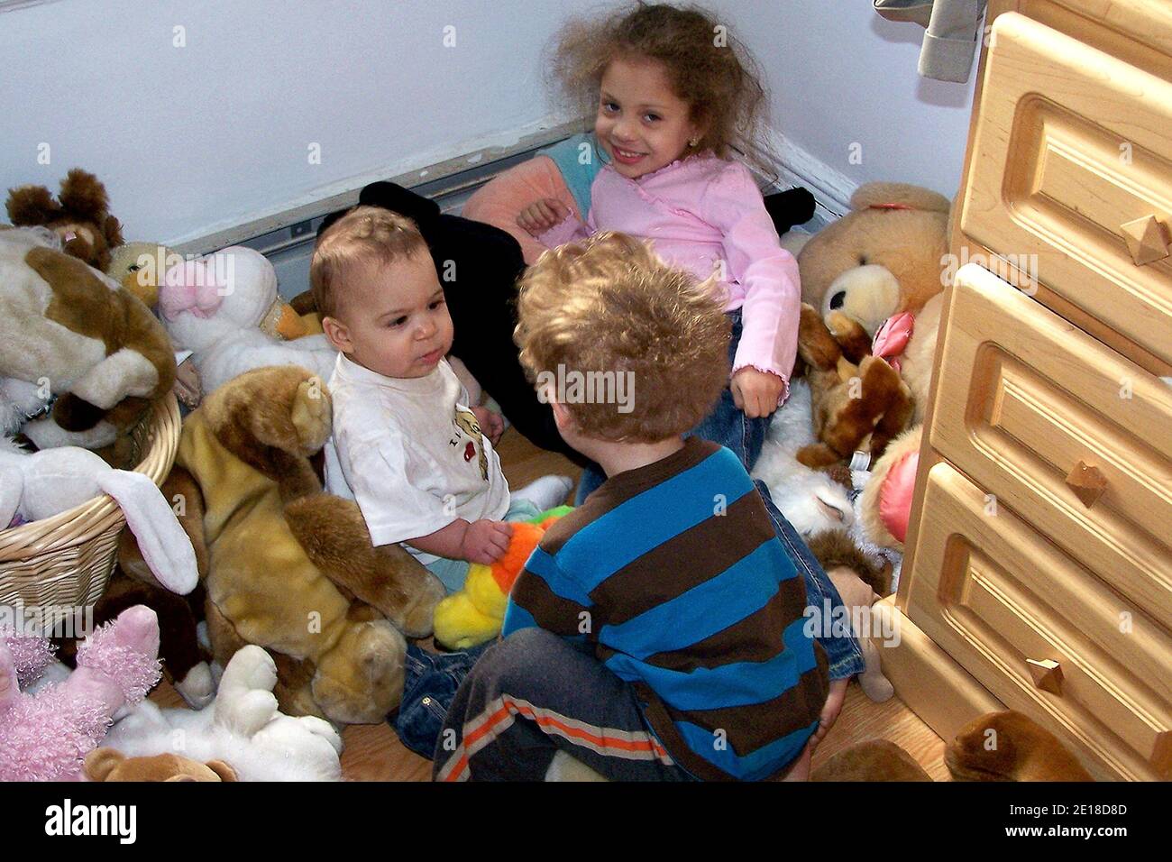 Niños jugando entre una colección de animales de peluche fotografías e  imágenes de alta resolución - Alamy