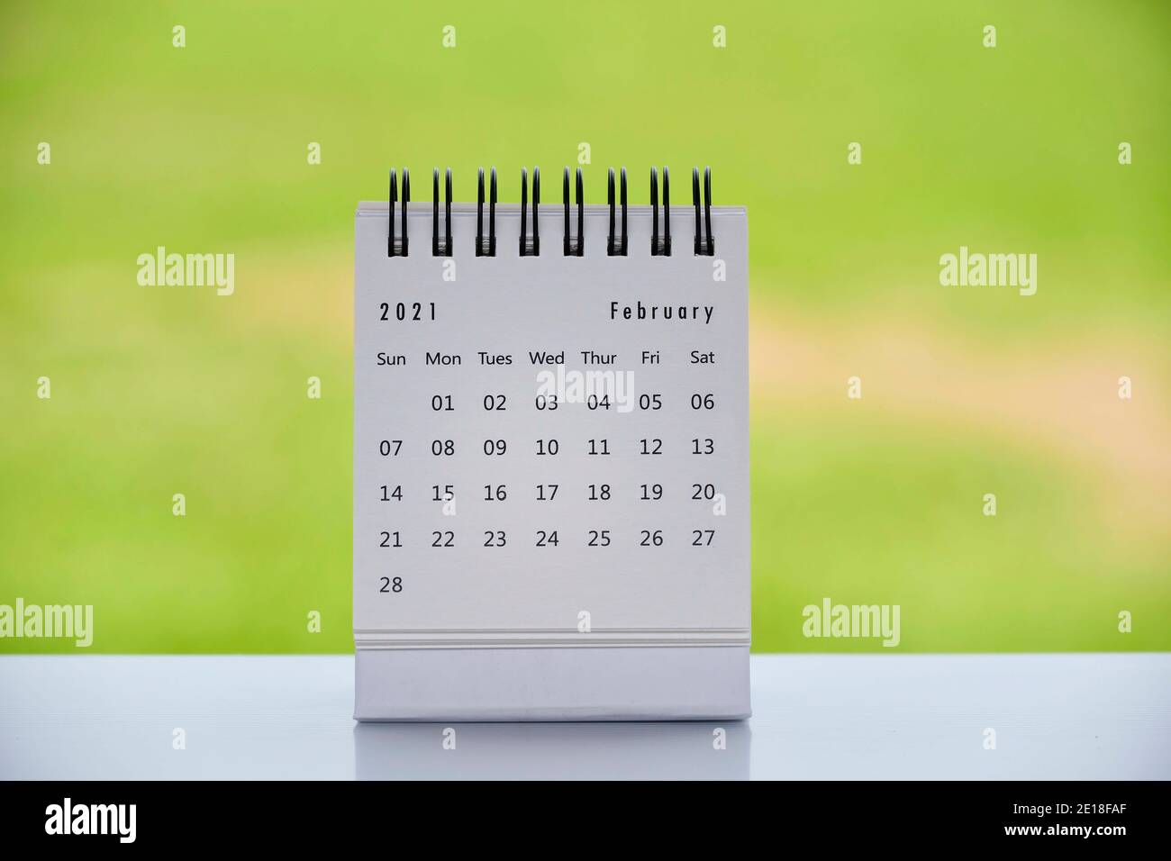 Febrero 2021 calendario blanco con fondo verde difuminado - Nuevo concepto de año Foto de stock