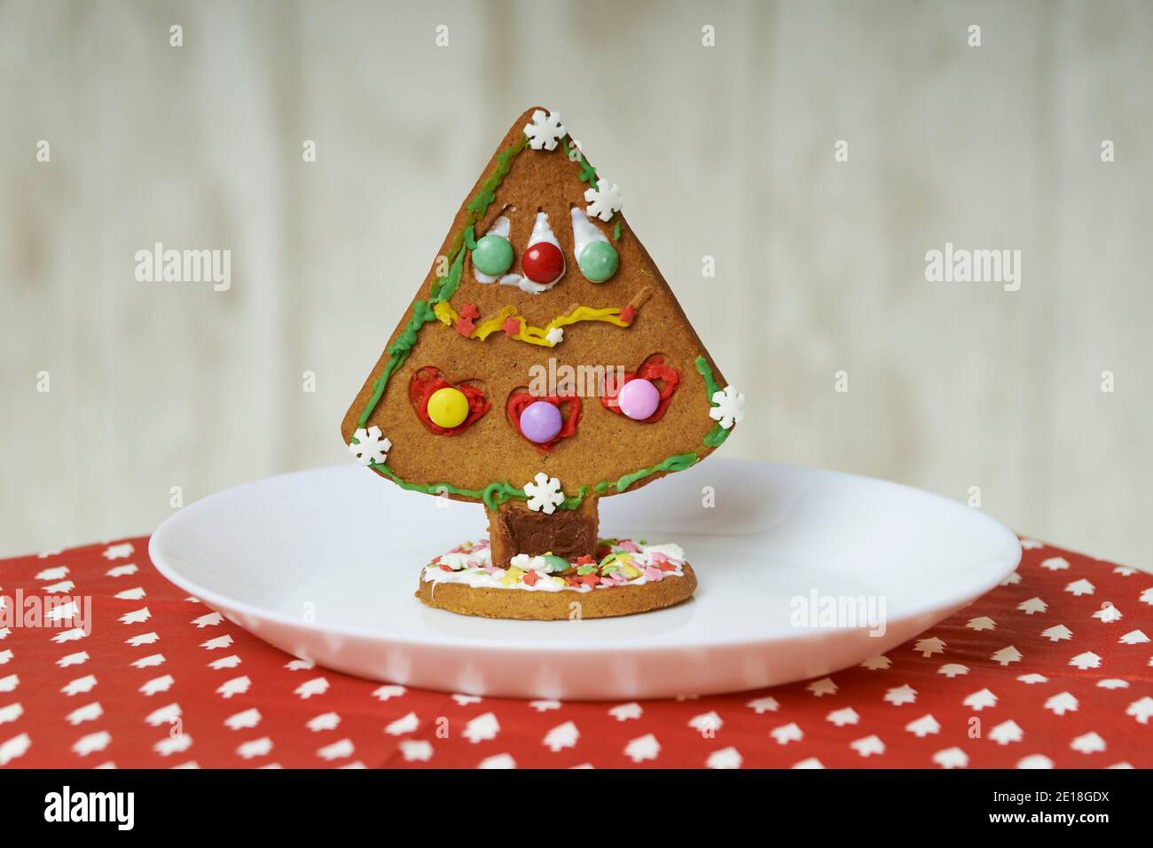 galletas de navidad decoradas con delicias coloridas en una servilleta roja  con árboles de navidad blancos Fotografía de stock - Alamy