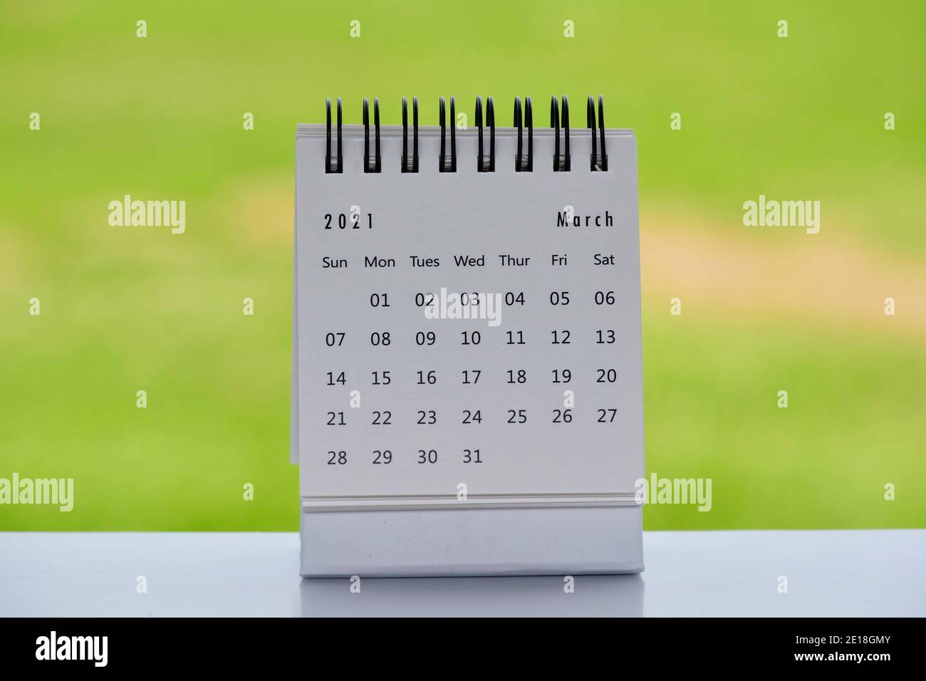 Marzo 2021 calendario blanco con fondo verde difuminado - Nuevo concepto de año Foto de stock