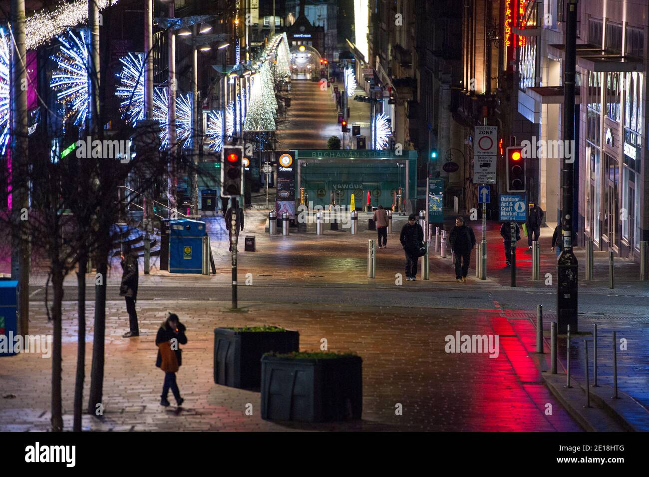 Glasgow, Escocia, Reino Unido. 5 de enero de 2021. En la foto: Ayer a las 2pm el primer Ministro escocés anunció que habría un cierre a partir de la medianoche. Escenas desde principios de esta mañana durante lo que normalmente sería una hora punta ocupada, solo ve a un puñado de viajeros que van por su negocio. El centro de Glasgow está vacío y desierto. A la gente se le ha dicho que se quede en sus casas a menos que sea para los lugares de viajeros esenciales como el trabajo o para conseguir alimentos esenciales o hacer ejercicio. Crédito: Colin Fisher/Alamy Live News Foto de stock