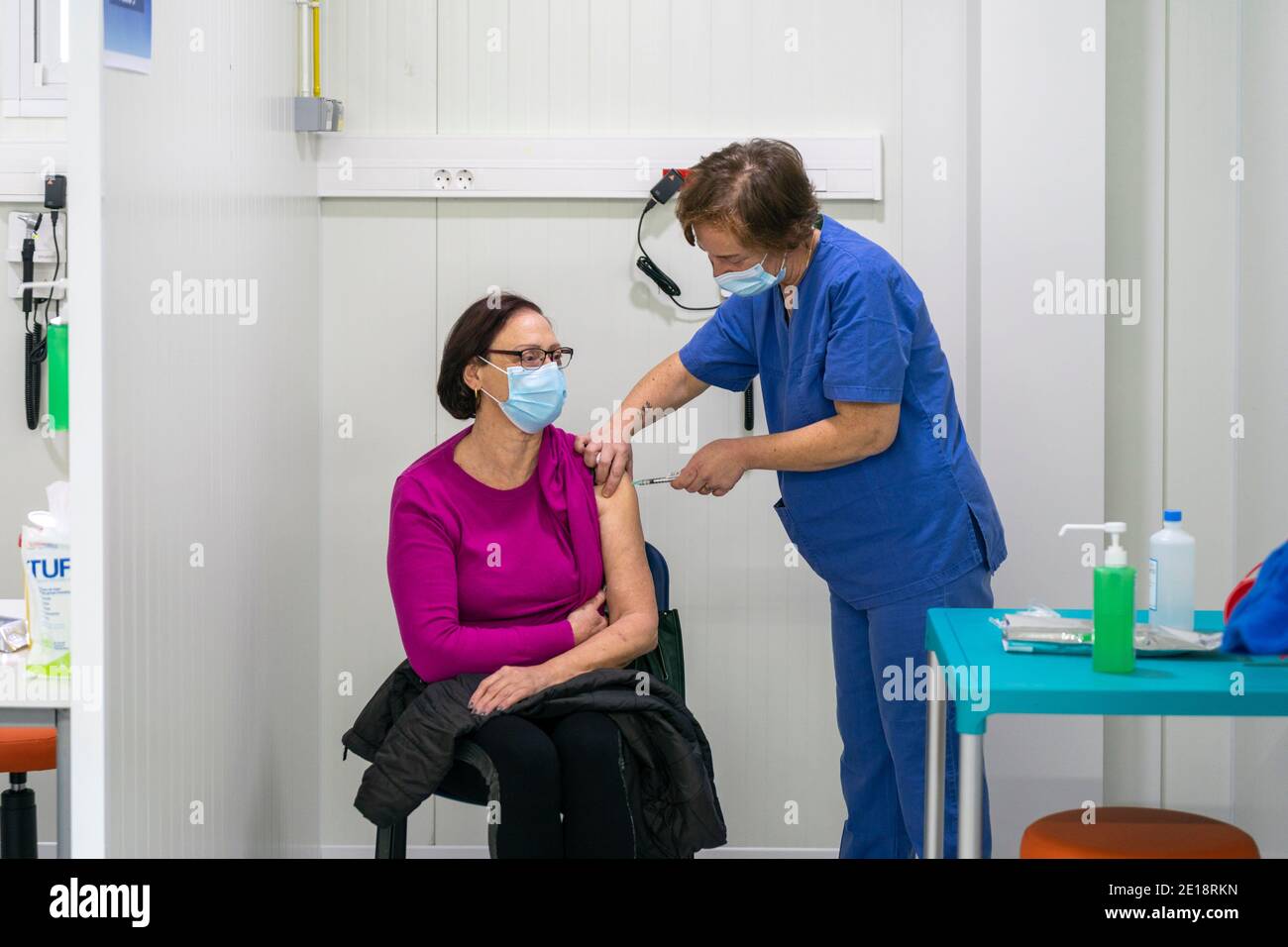 Enfermera vacunando a una mujer con la vacuna Covid 19 Foto de stock