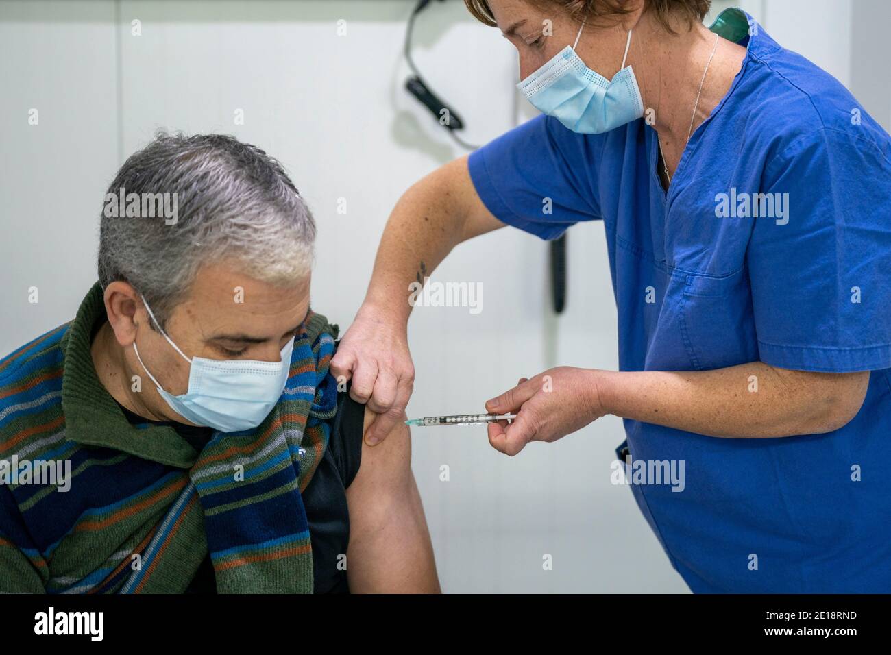 Enfermera vacunando a un hombre con la vacuna Pfizer-BioNTech Covid 19 Foto de stock