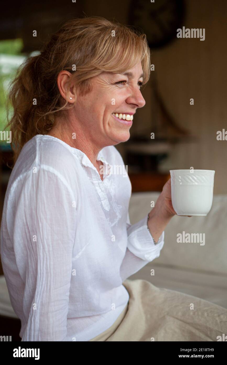 Sonriendo mujer mayor tomando café Foto de stock