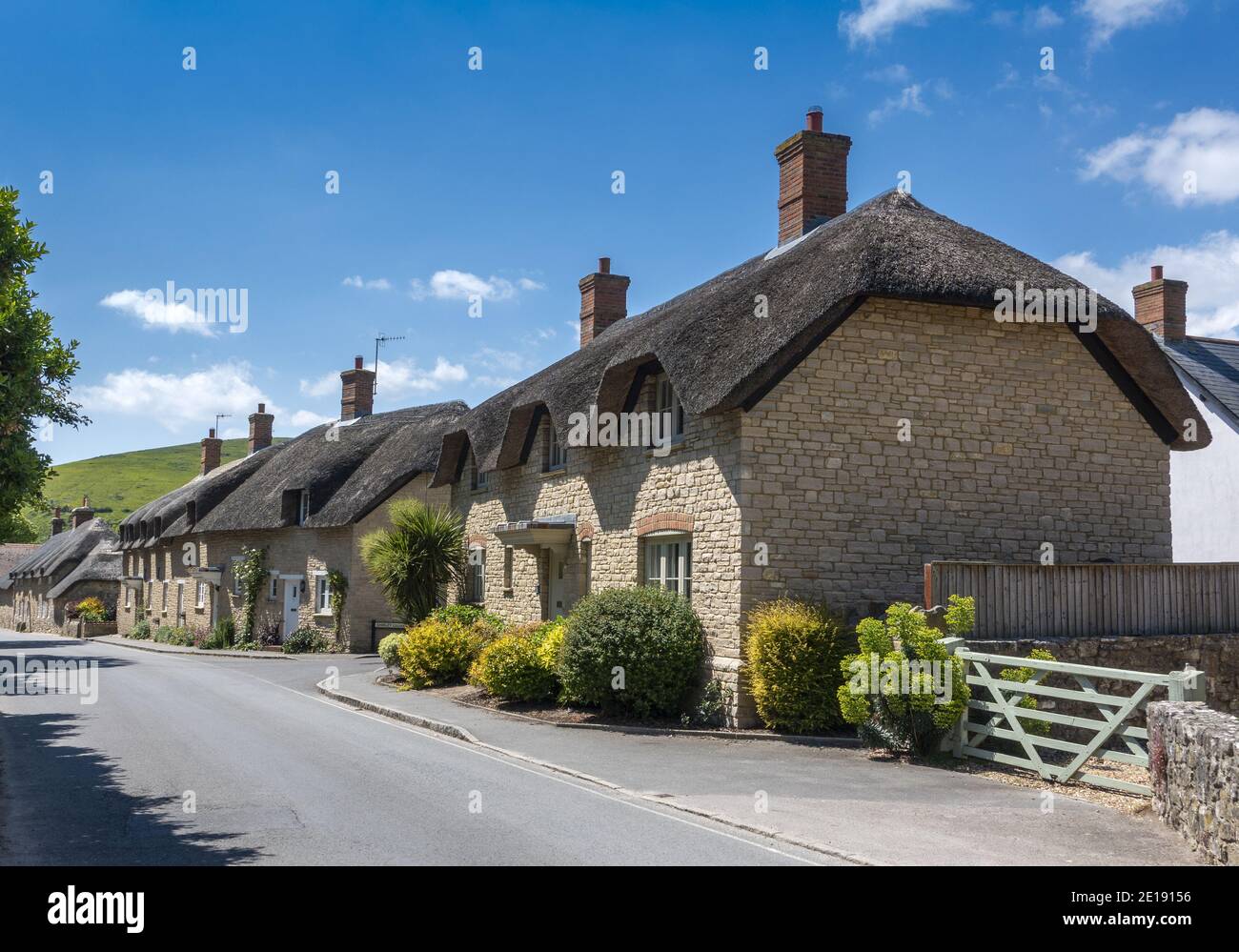 Fila de hermosas casas tradicionales de paja en la carretera principal en West Lulworth en Dorset, Inglaterra, Reino Unido Foto de stock