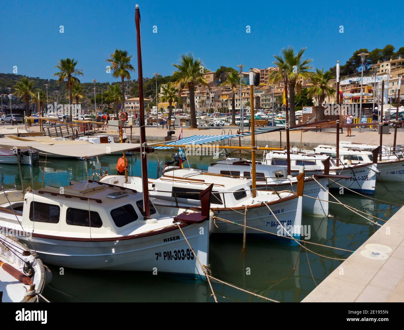 Barcos en el puerto de Puerto de Soller en la costa norte de Mallorca en las Islas Baleares de España. Foto de stock