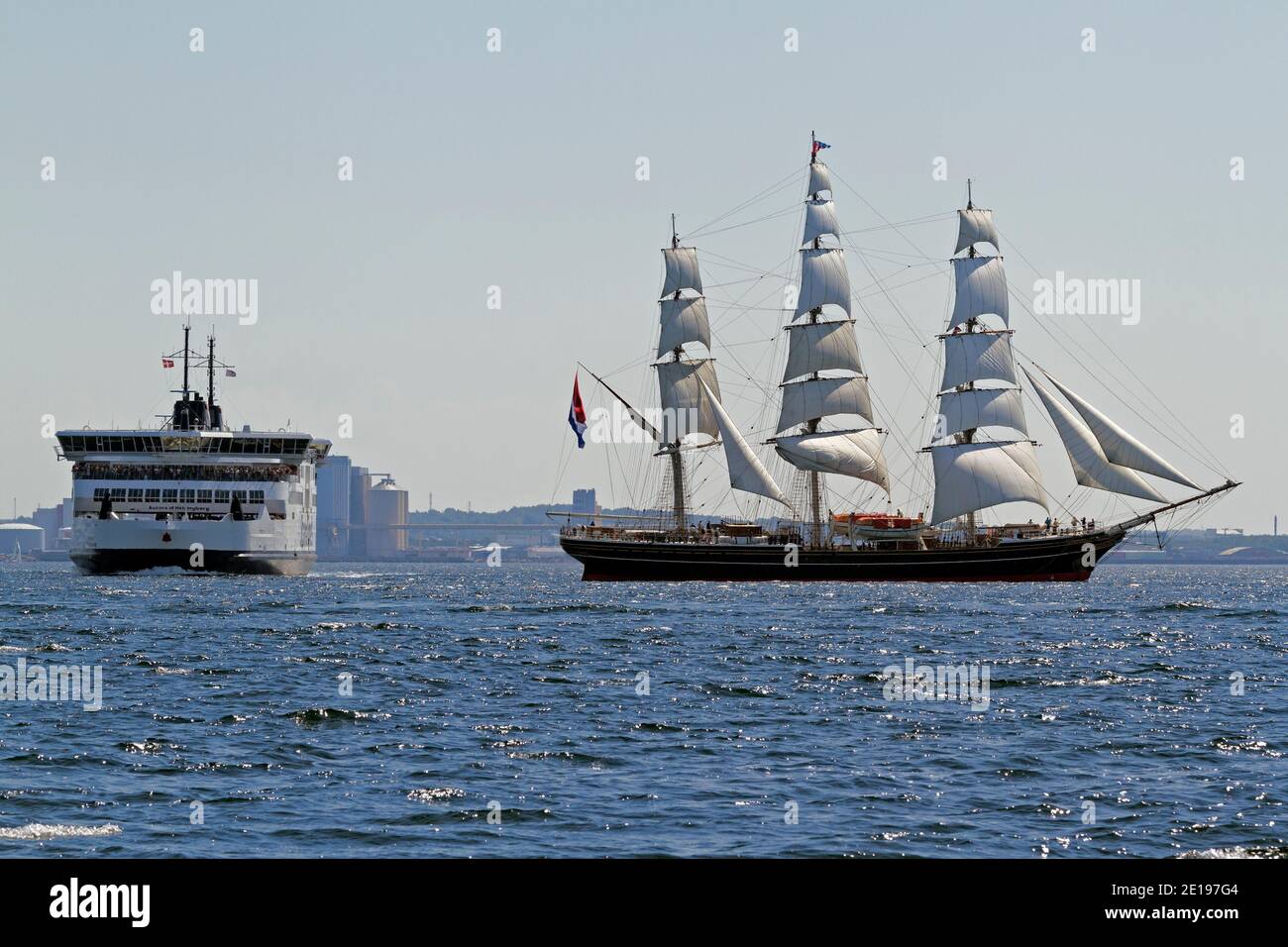 El barco de vela Stad Amsterdam, un cortapelos holandés de tres mástiles en Kronborg y un ferry Scandlines en el Sound entre Dinamarca y Suecia. Foto de stock