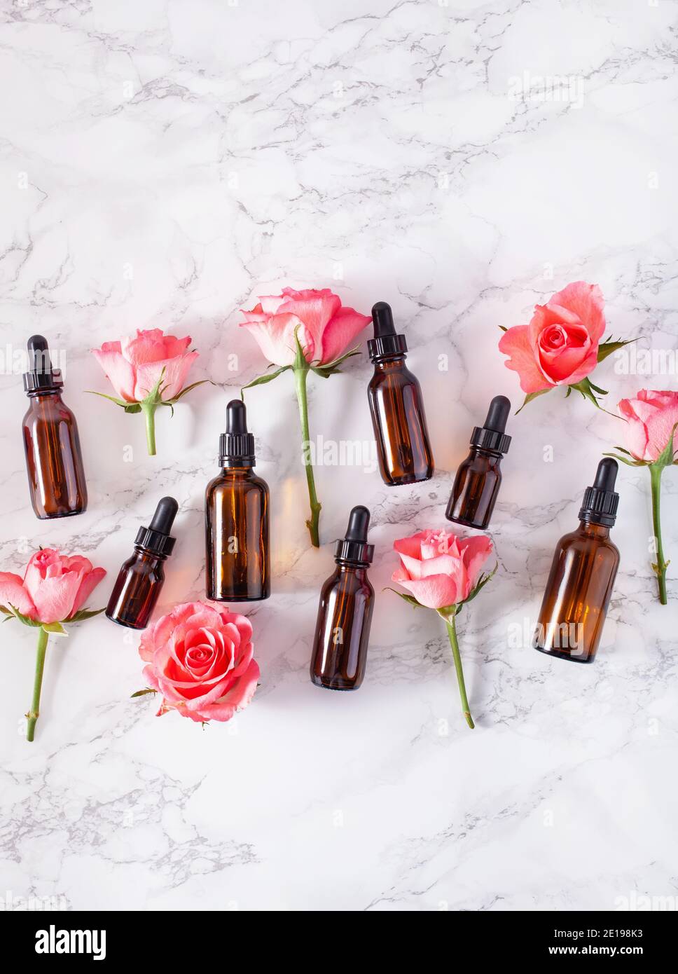 Aceites esenciales en botellas rosas flores. medicina alternativa la  aromaterapia Fotografía de stock - Alamy