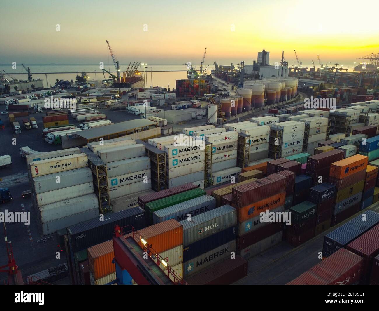 Almacén de contenedores de carga en el puerto internacional de Mersin. Vista aérea. Mersin, Turquía - Diciembre 2020 Foto de stock
